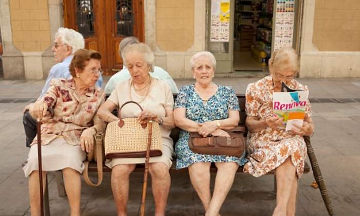ancianos-banco.jpg
