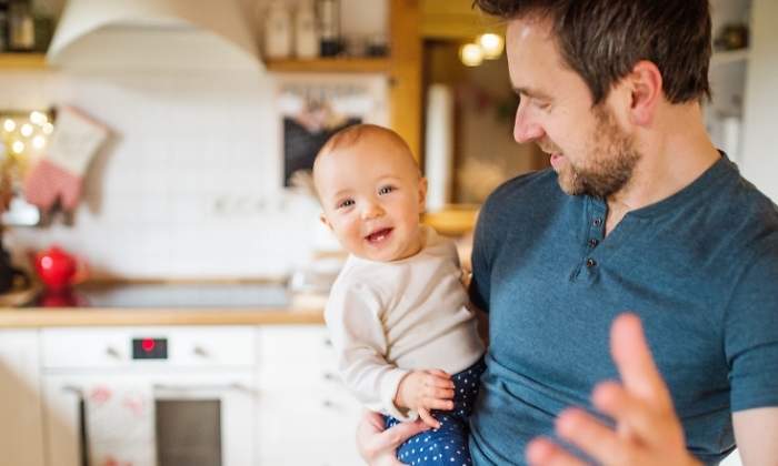 padre-bebe-cocina-dreamstime.jpg