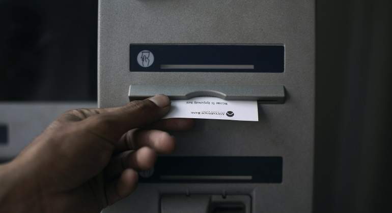 Cajero-banco-770-reuters.jpg