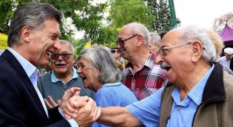 Mauricio-Macri-con-jubilados-Reuters.jpg