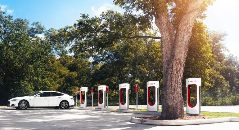 cargador-coche-electrico-fuente-tesla-770x420.jpg