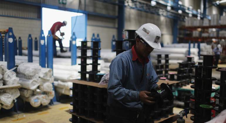 trabajadores-fabrica-reuters.jpg