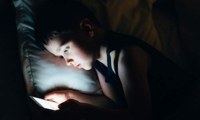 nino-movil-noche-cama-dreams.jpg