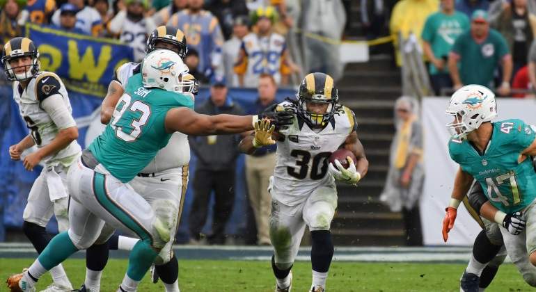 Ndamukong Suh llega a los Carneros