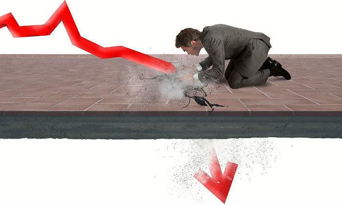 flecha-roja-perfora-hombre-arrodillado.jpg