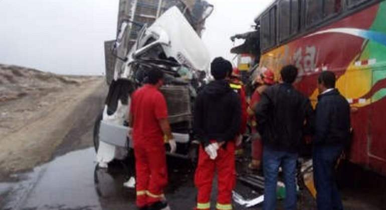Se-estrella-camion-al-vacio-en-Peru-hay-ocho-muertos-Noticias-Peru.jpg