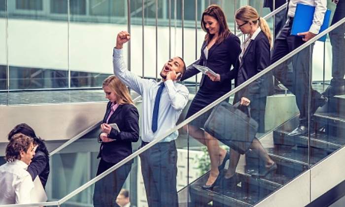 trabajador-feliz-escaleras-getty.jpg