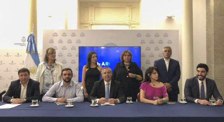 Felipe-Sola-Facundo-Moyano-Victoria-Donda.jpg