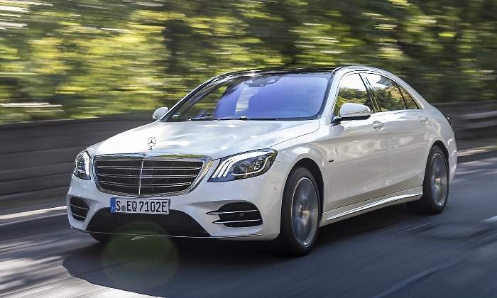 Mercedes-Benz-S-560-e-2018-01.jpg