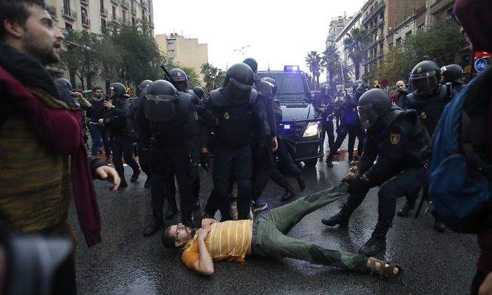 referendum-policia-manifestante-efe.jpg