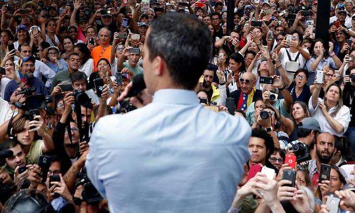 guaido-espaldas-gente-venezuela-reuters.jpg