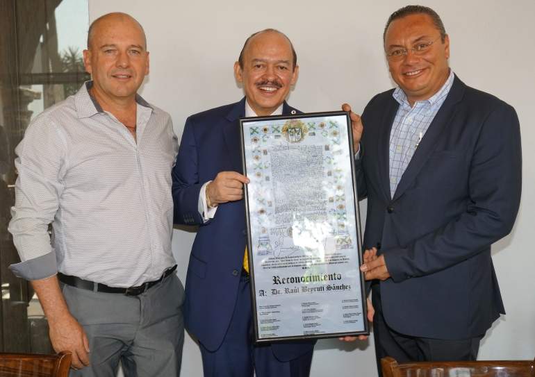 Representantes del municipio de Atlixco posan con el homenajeado Ral Beyruti