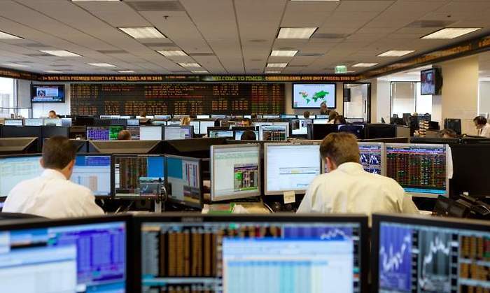 gestores-bolsa-fondos-ordenadores-pantallas-graficos-mercados.jpg