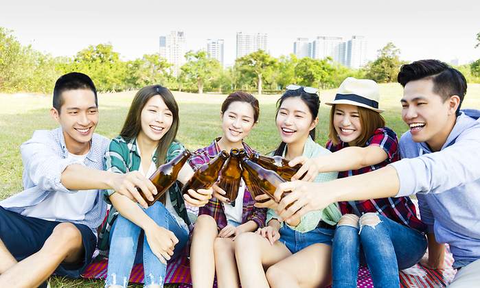 amigos-china-beber-cerveza-dreamstime.jpg