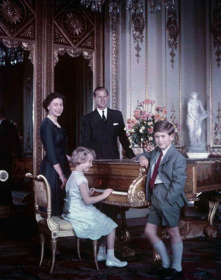 La princesa Ana con sus padres y su hermano mayor, Carlos, en octubre de 1957