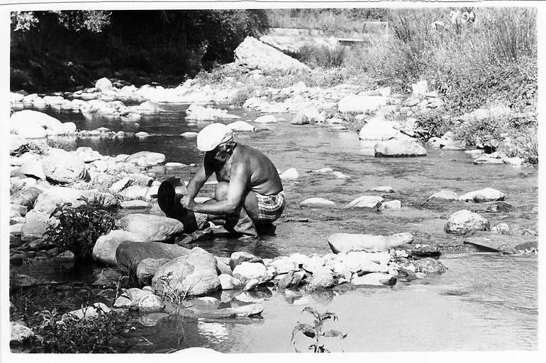 Buscadores de oro en el río Darro. Torres Molina y González Molero