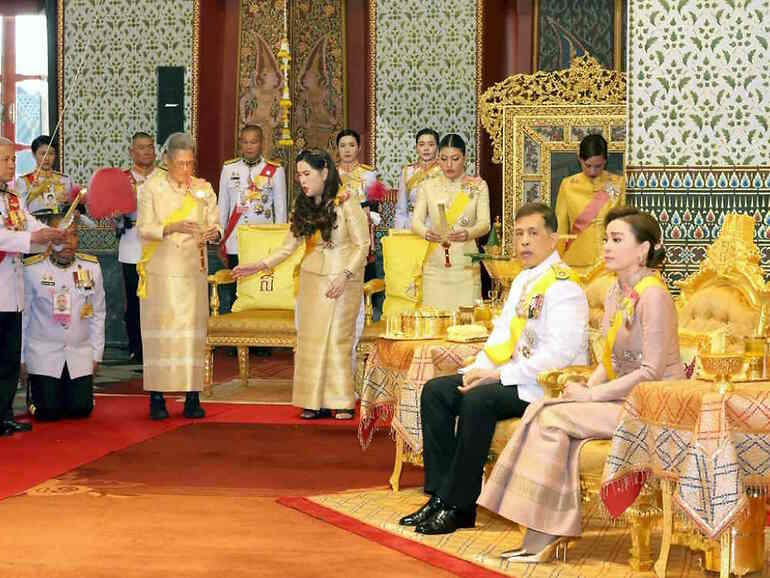 Rama X y su esposa
