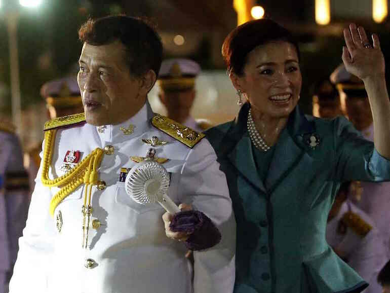 El rey de Tailandia y su esposa Suthida