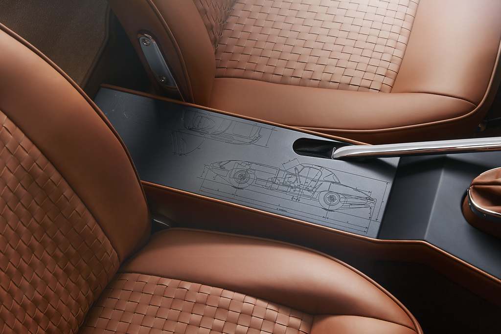 Jaguar Classic E-Type conmemorativo. En la consola central, grabado de un antiguo boceto del E-Type Series I descubierto en los archivos de la marca.