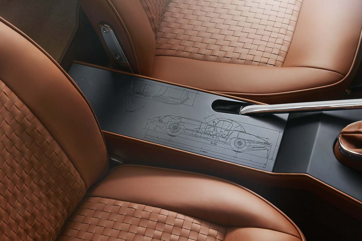 Jaguar Classic E-Type conmemorativo. En la consola central, grabado de un antiguo boceto del E-Type Series I descubierto en los archivos de la marca.