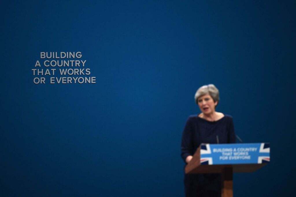 May perdió la voz y las letras