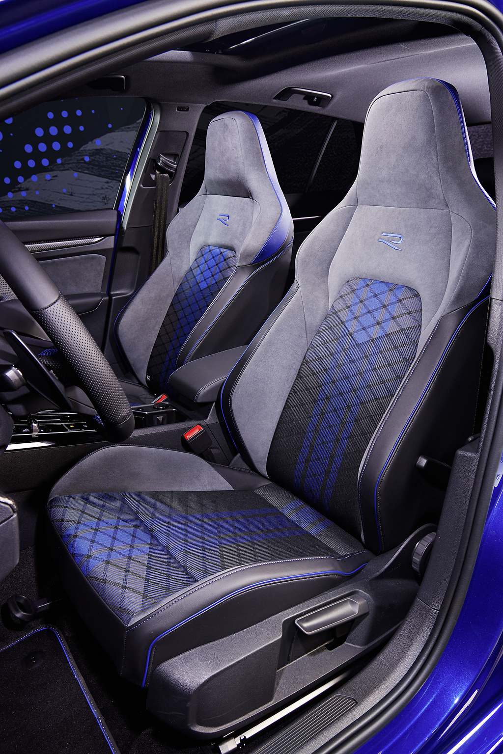 VW Golf R. El conductor y copiloto cuentan con asientos deportivos con reposacabezas integrados.