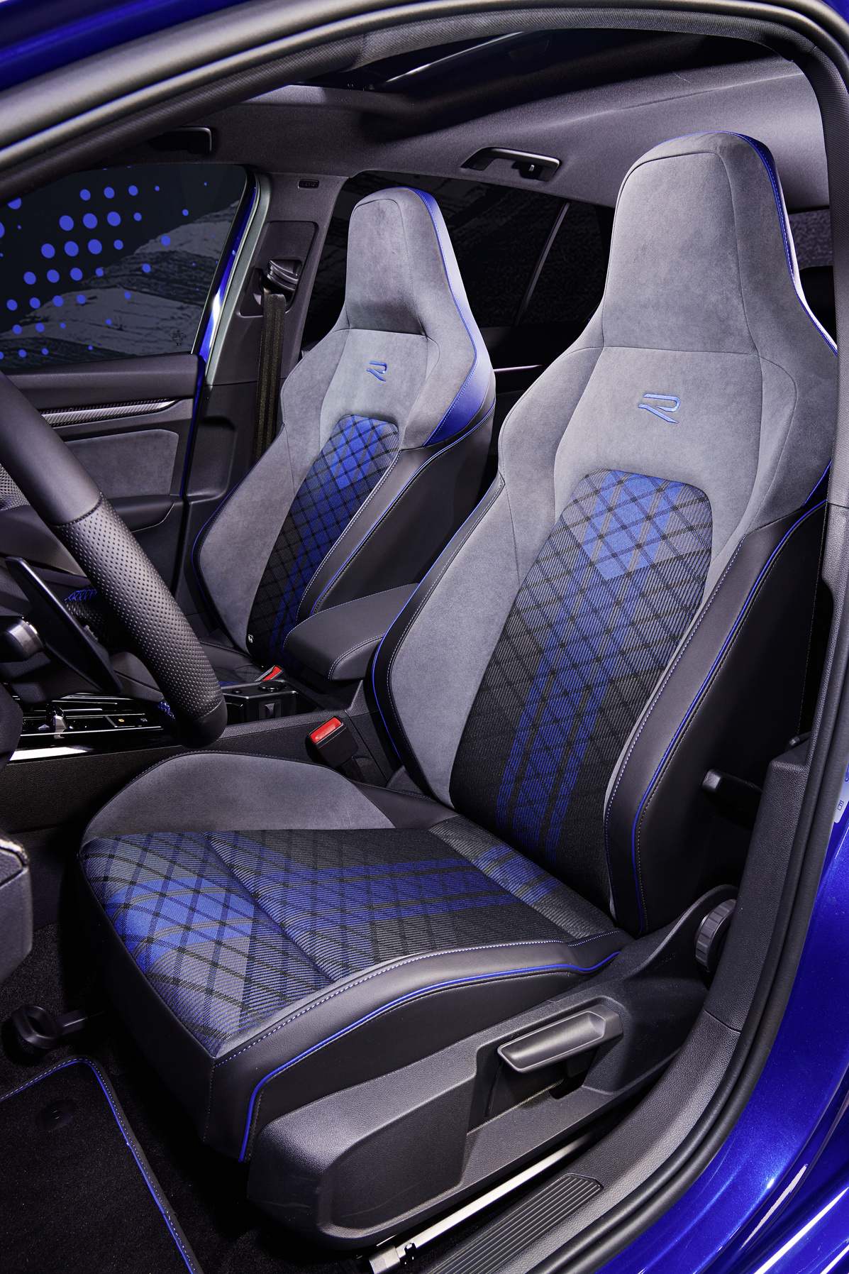 VW Golf R. El conductor y copiloto cuentan con asientos deportivos con reposacabezas integrados.