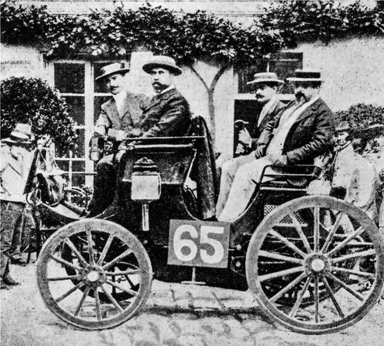 En la primera competición automovilística, en 1984, los coches ganadores incorporaban motores de Daimler (hoy, son Mercedes-Benz y disputan ser más rápidos en la no-conducción)