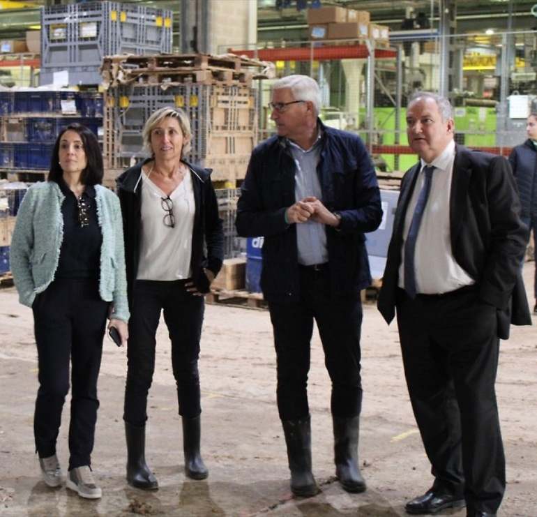 El ministro Jordi Hereu durante una visita a Industrias Alegre para conocer de primera mano el impacto de la riada en su fábrica de Albal