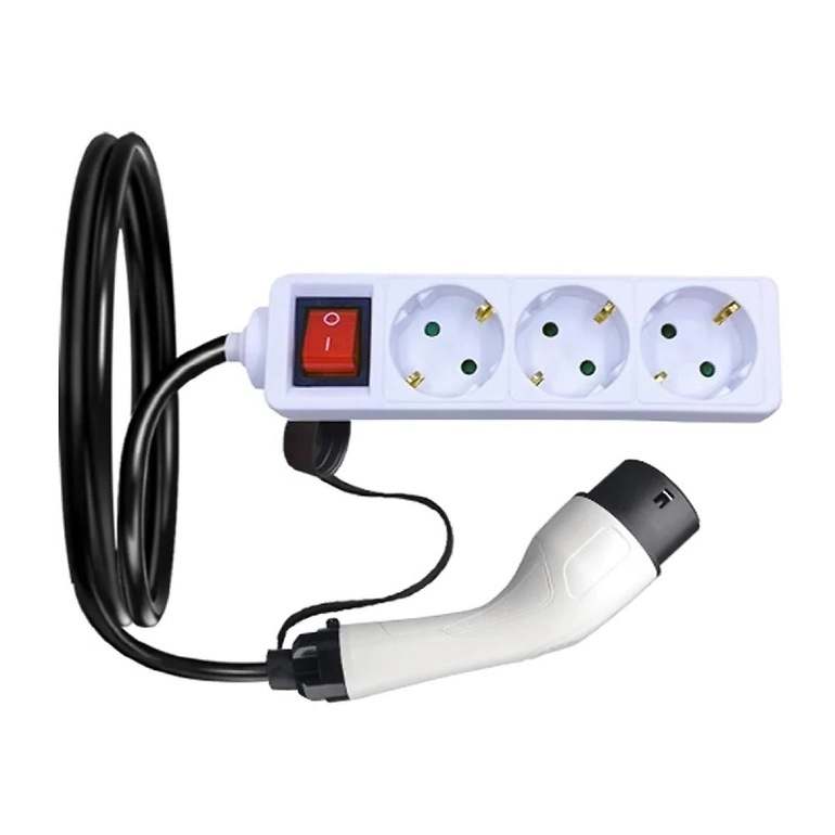 Conectada una regleta múltiple a la toma de recarga de tipo Mennekes del coche eléctrico, la funcionalidad V2X (V2G o V2L) permite la alimentación para enchufes tipo Schuko domésticos, con corriente alterna