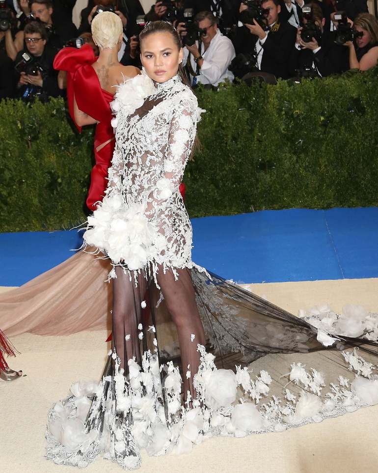 Chrissy Teifen en la Met Gala. Fuente: Cordon.
