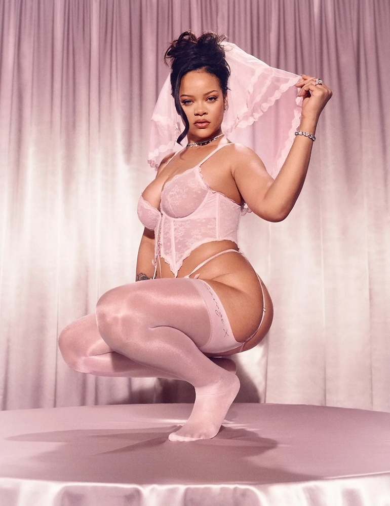 Rihanna en la nueva colección nupcial de Savage X Fenty.