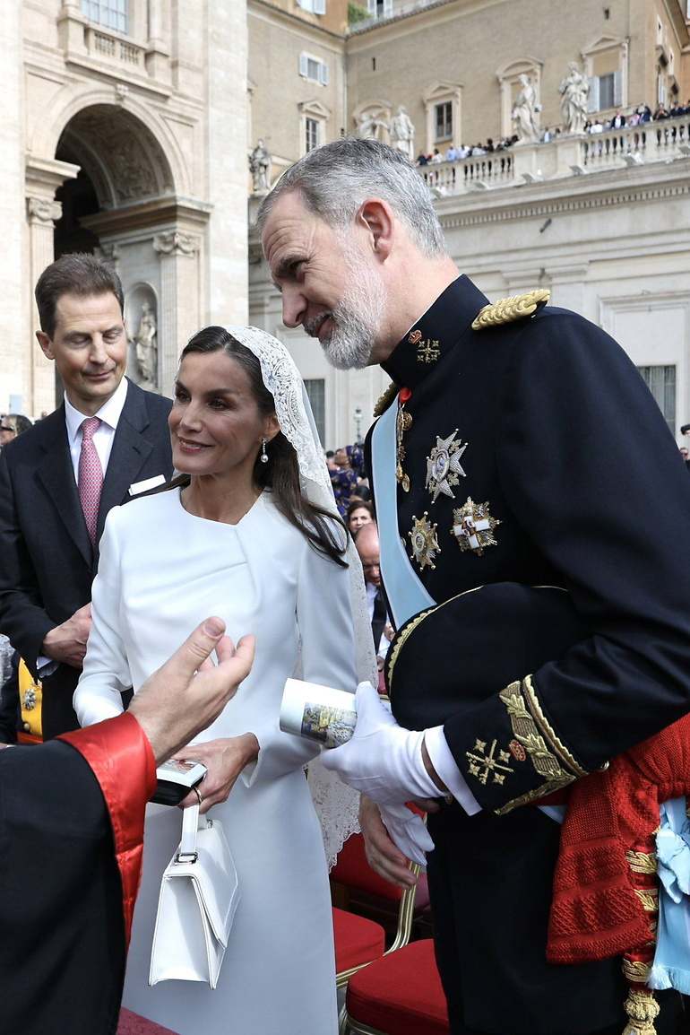 La reina Letizia y Felive VI en la misa de inauguración del pontificado de León XIV, 2025. Fuente: Cordon