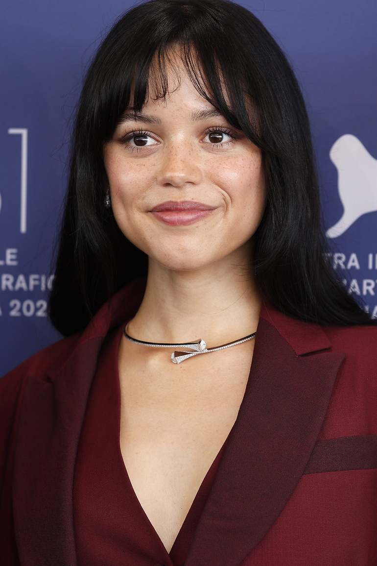 Jenna Ortega. Cordon