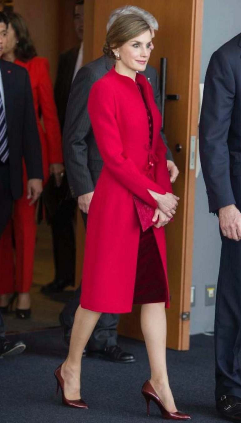 Letizia en 2017: chaqueta de terciopelo negra con detalle plisado de seda con estampado floral y una falda de terciopelo a juego, todo de Armani Privè (cena ofrecida por Shinzo Abe, Primer Ministro, en el Palacio de Akasaka en Tokio)