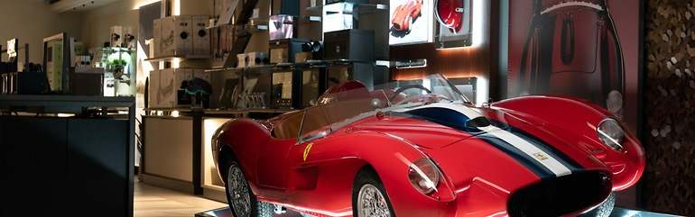 Testa Rossa J en Harrods, reproduciendo la decoración del primero de los construidos, en 1957, y el único con volante a la derecha (y que 2011 ya fue subastado por más de 16 millones de dólares)