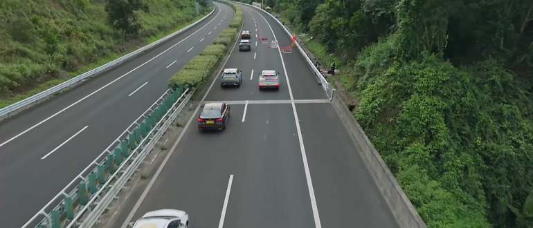 ¿Te suena? Un carril que se corta, velocidad de autopista y varios coches que no permiten cambiarse de carril, ¿qué hará el coche para evitar la colisión?