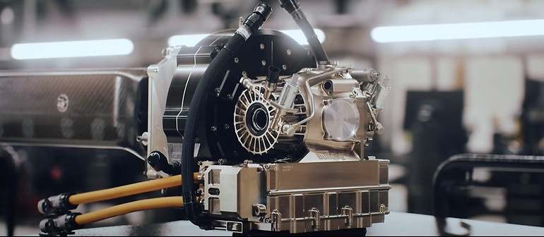 Compactísimo motor delantero eléctrico, con su diferencial vectorial a base de embragues y la electrónica de control