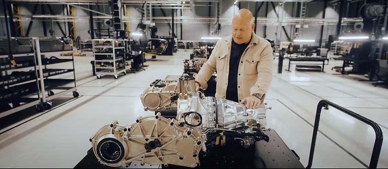 La transmisión a cada rueda y la minimalista caja de cambios, antes de acoplarse al motor, mostrada por el CEO de Koenigsegg, que se lleva su apellido