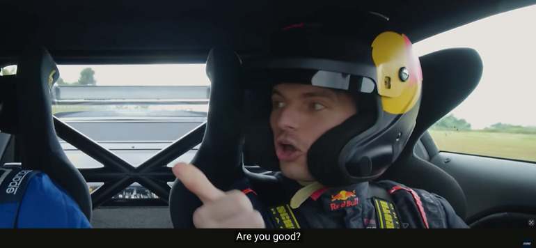 Entre curva y curva, tiempo para preocuparse por el acompañante… Verstappen también supo recibir lecciones de humildad cuando aprendió a hacer drifting