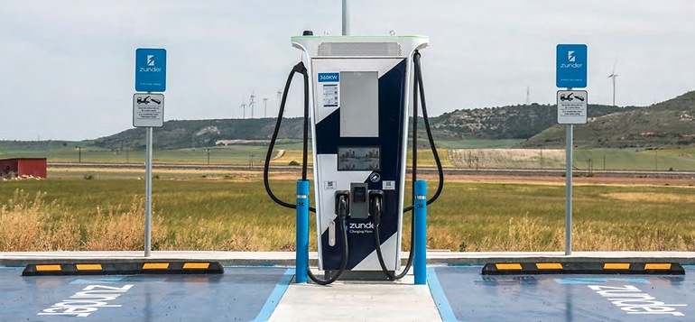 En España comienza a ser menos extraño encontrarse con algunos cargadores en torno a 350 kW, con posible funcionamiento a 400 u 800 voltios