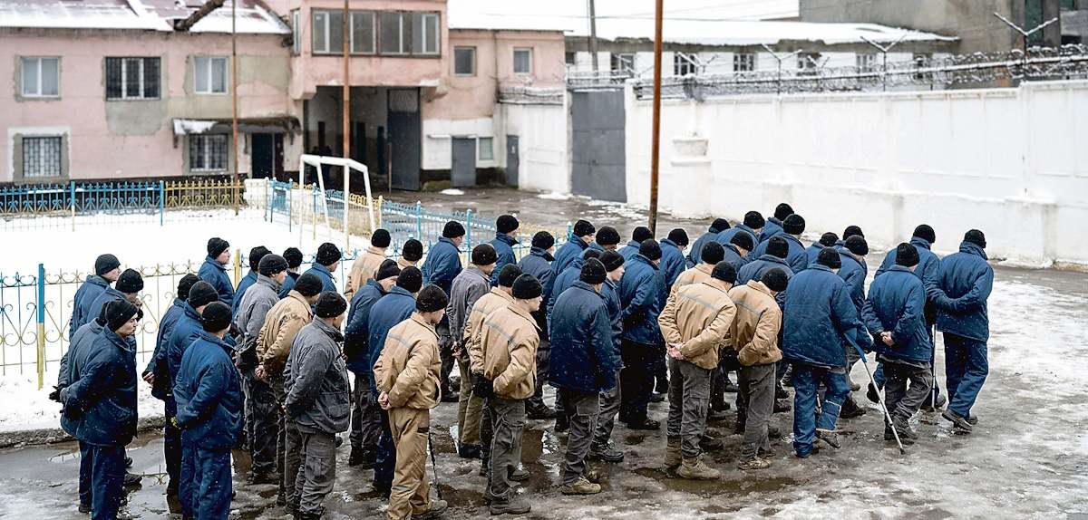 Así funciona el canal secreto para intercambiar prisioneros de Ucrania y Rusia: más de 10.000 combatientes liberados