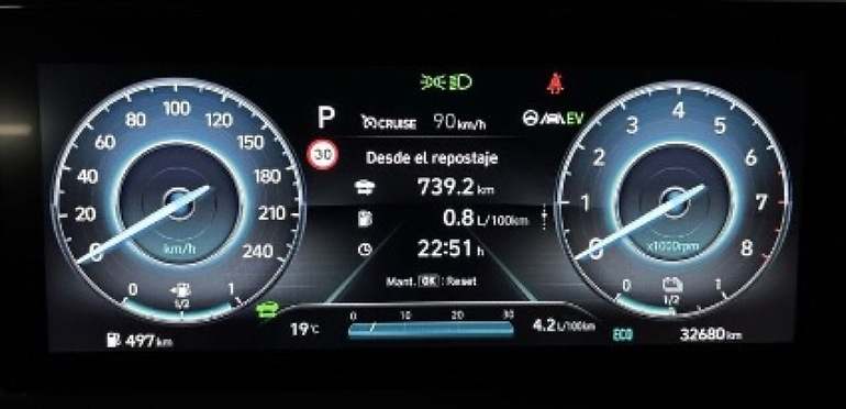 Usuario de un híbrido enchufable, mostrando el bajísimo consumo medio de combustible de su coche