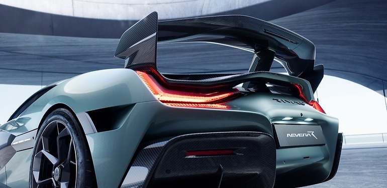 Sofisticada aerodinámica, clave para un coche que debe desempeñarse bien en un circuito, con buena dinámica lateral
