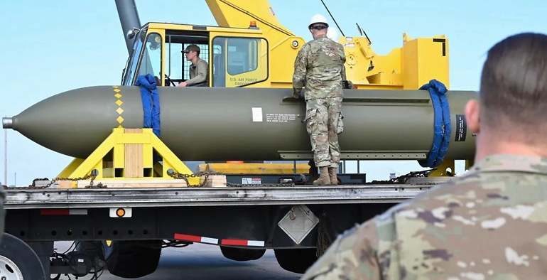 El avión es un B-2 Spirit, invisible, transporta bombas rompebúnkeres de última generación