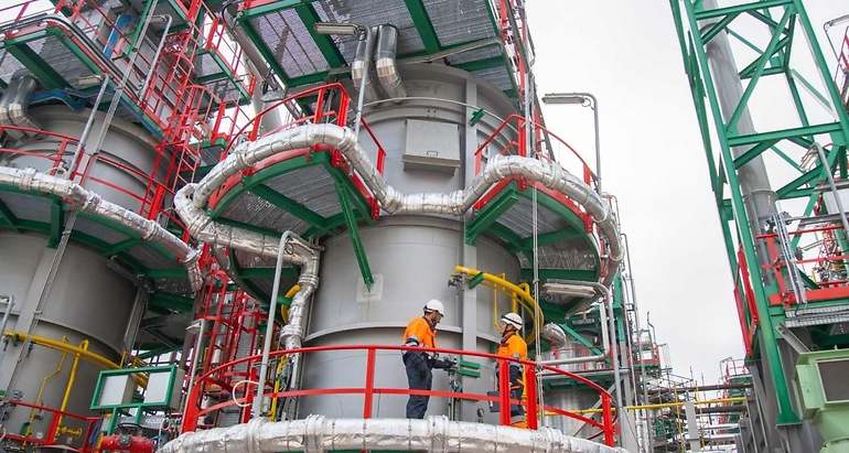 Primera planta en la península ibérica dedicada a la producción de combustibles renovables a escala industrial, que Repsol tiene en Cartagena.