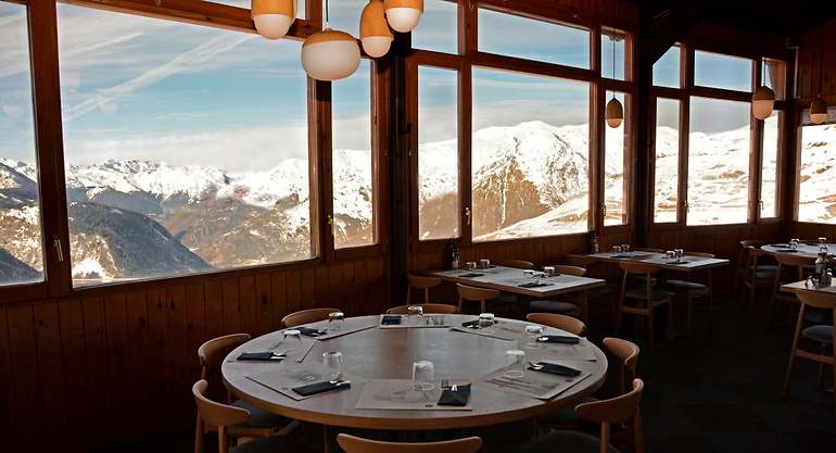 Mesa en restaurante Cinco Jotas