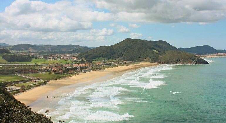 playa con pueblo muy cerca