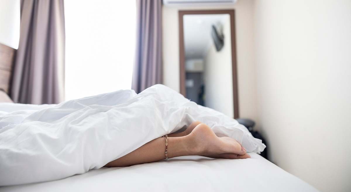 Qué significa que una persona siempre necesite dormir arropada con la sábana en verano, según los expertos