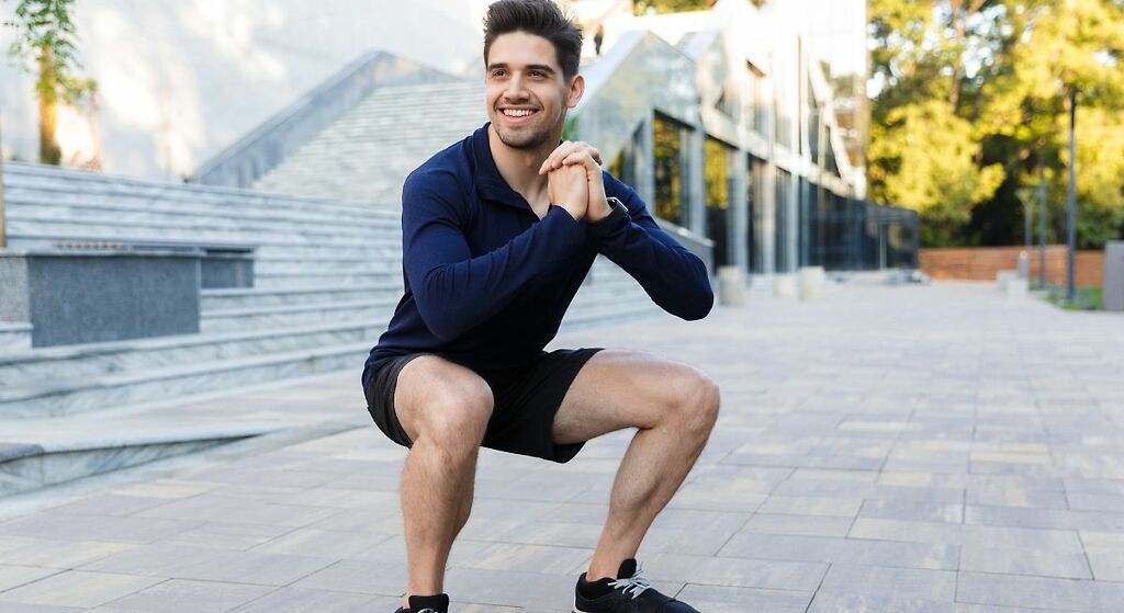 Caminar es bueno para la salud, pero hay una actividad mejor, según un experto: puedes hacerla en casa